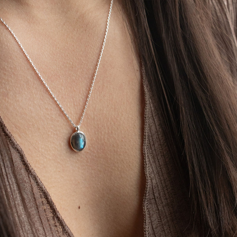 Silver Cab Oval Labraorite Necklace